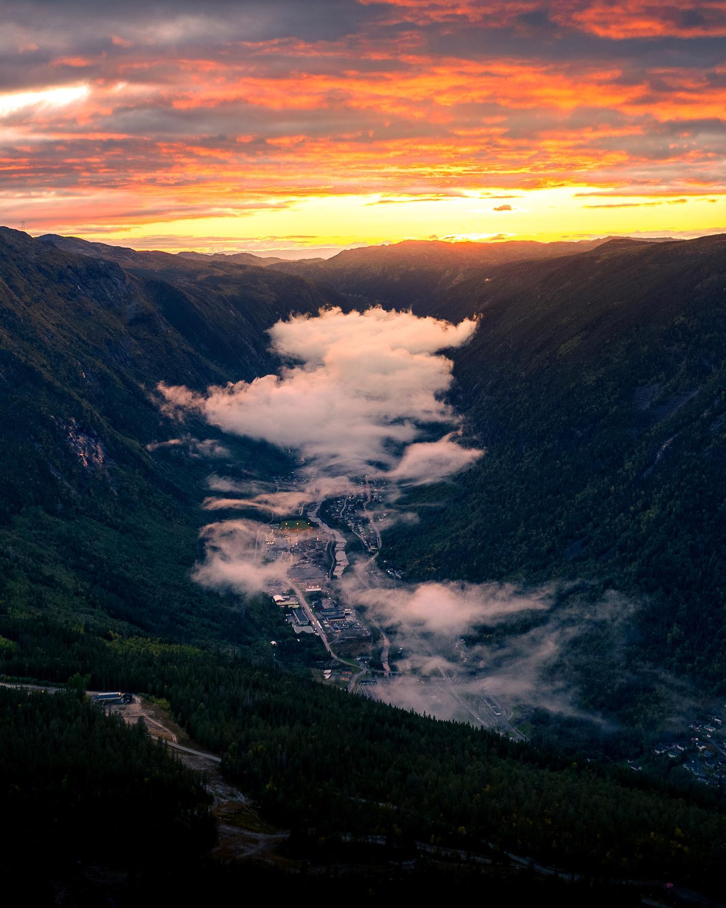 Bilde av Rjukan by sett fra Gaustatoppen